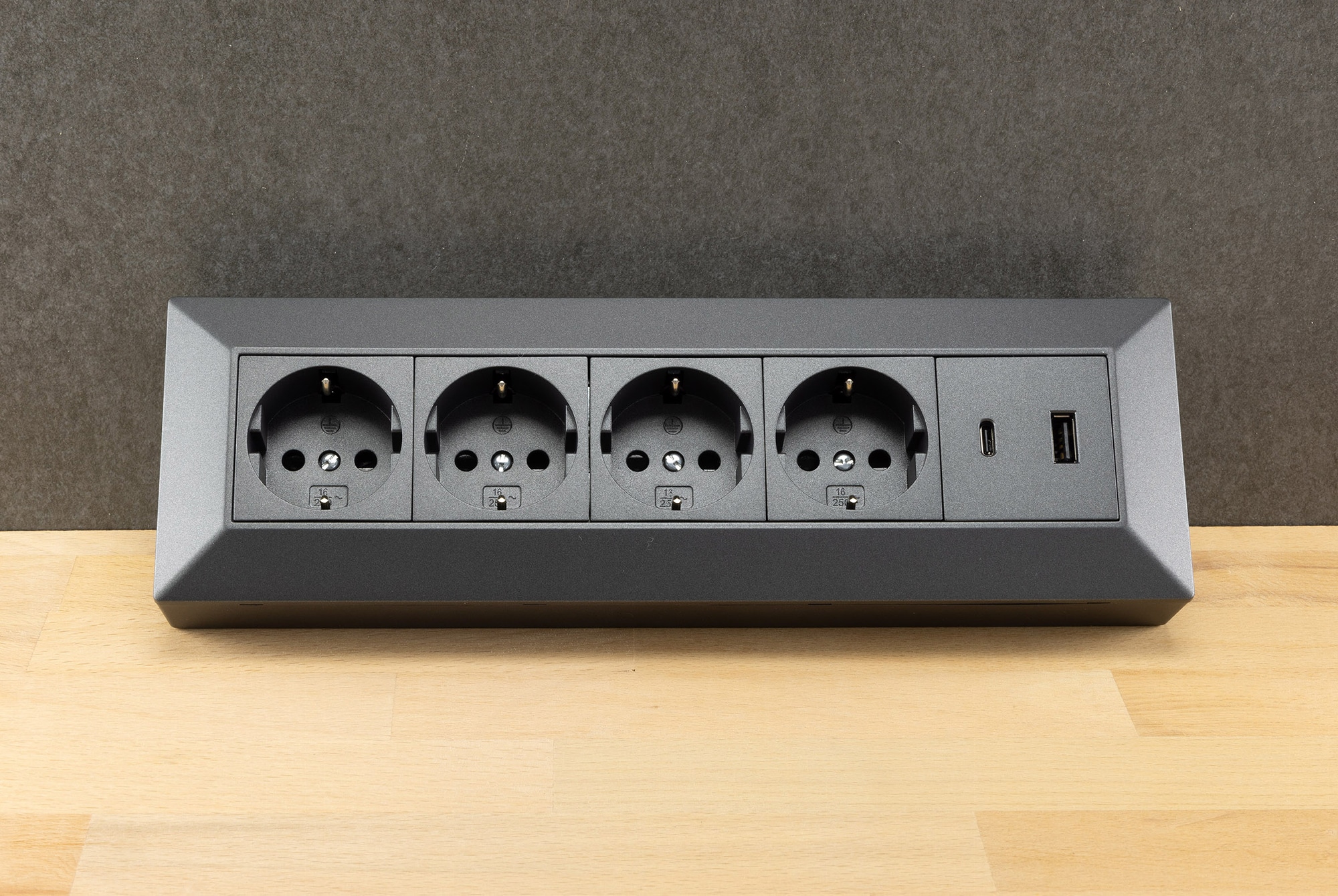 CHILITEC Steckdosenblock 23791, 4-fach, USB-A+C, 250V/16A, anthrazit CHILITEC Steckdosenblock 23791, 4-fach, USB-A+C, 250V/16A, anthrazit