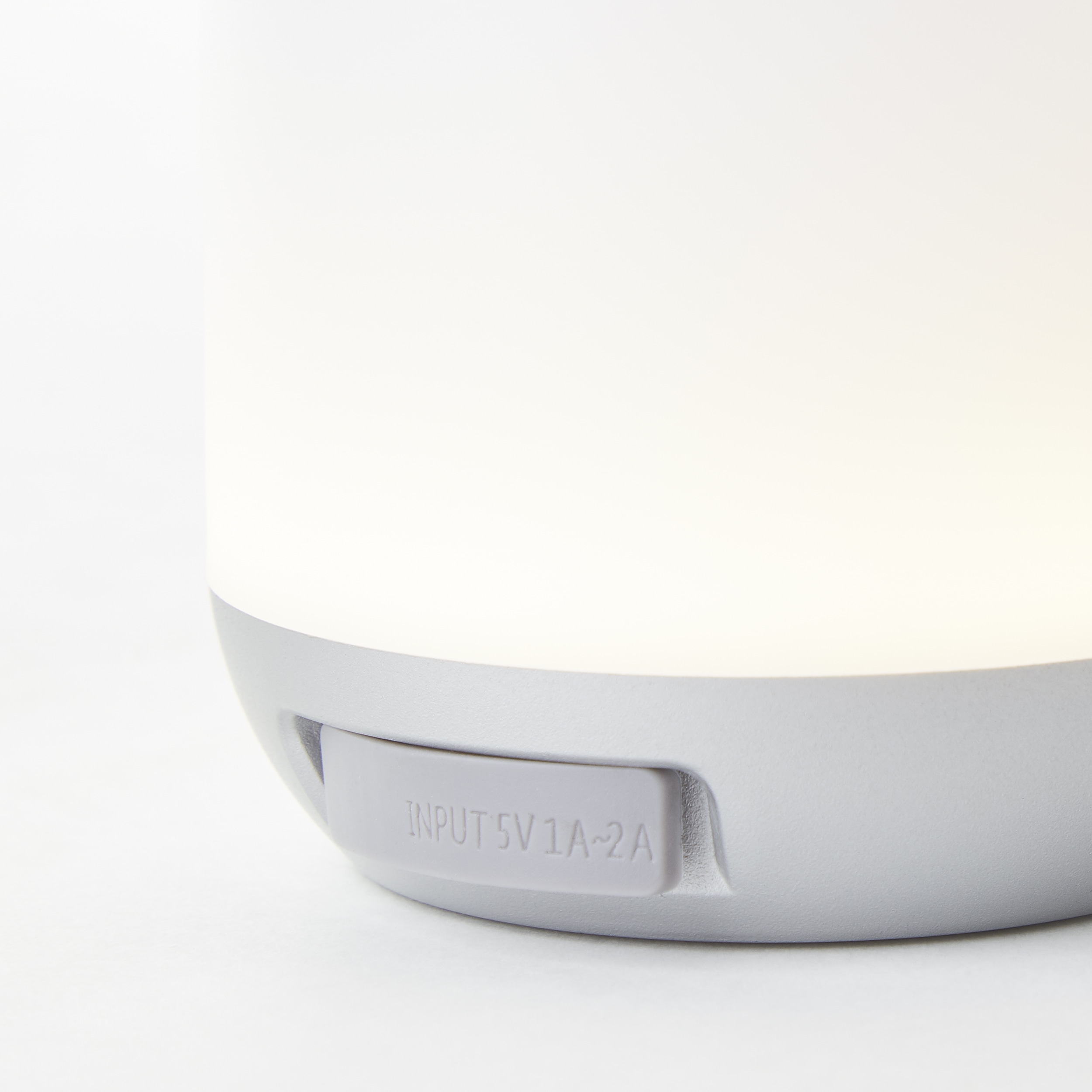 BRILLIANT LED-Akku-Außentischleuchte Gemma, weiß