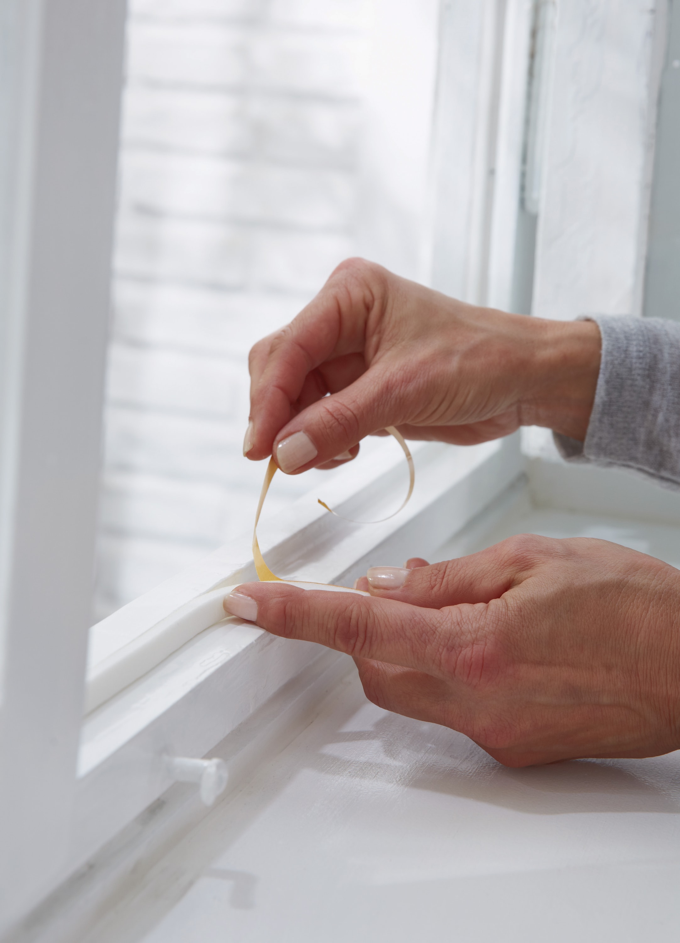 TESA tesamoll® UNIVERSAL Schaumstoffdichtband, 9 mm x 6 m