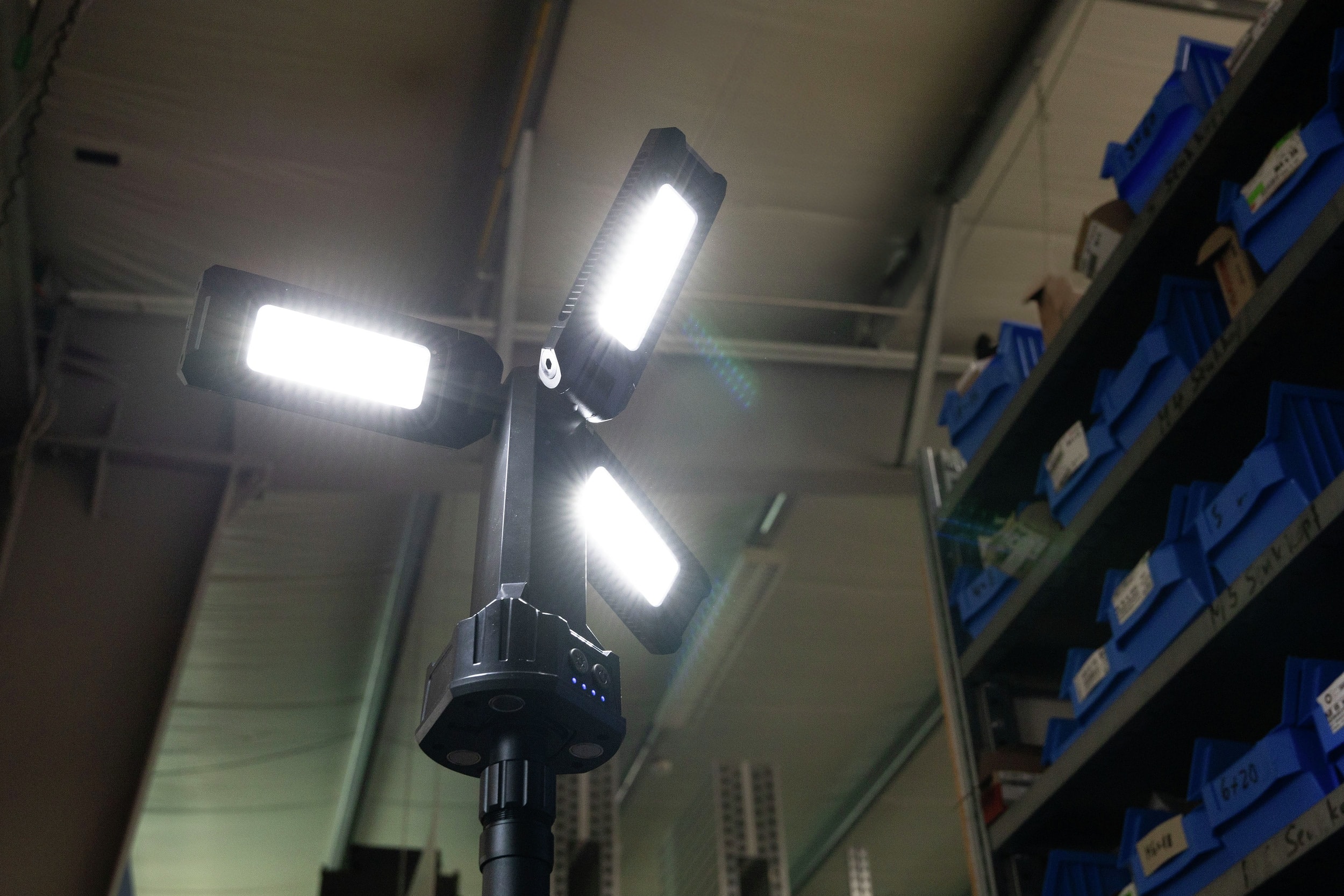 ANSMANN LED-Arbeitsleuchte Triohead, 7000 R, Akkubetrieb, mit Stativ ANSMANN LED-Arbeitsleuchte Triohead, 7000 R, Akkubetrieb, mit Stativ