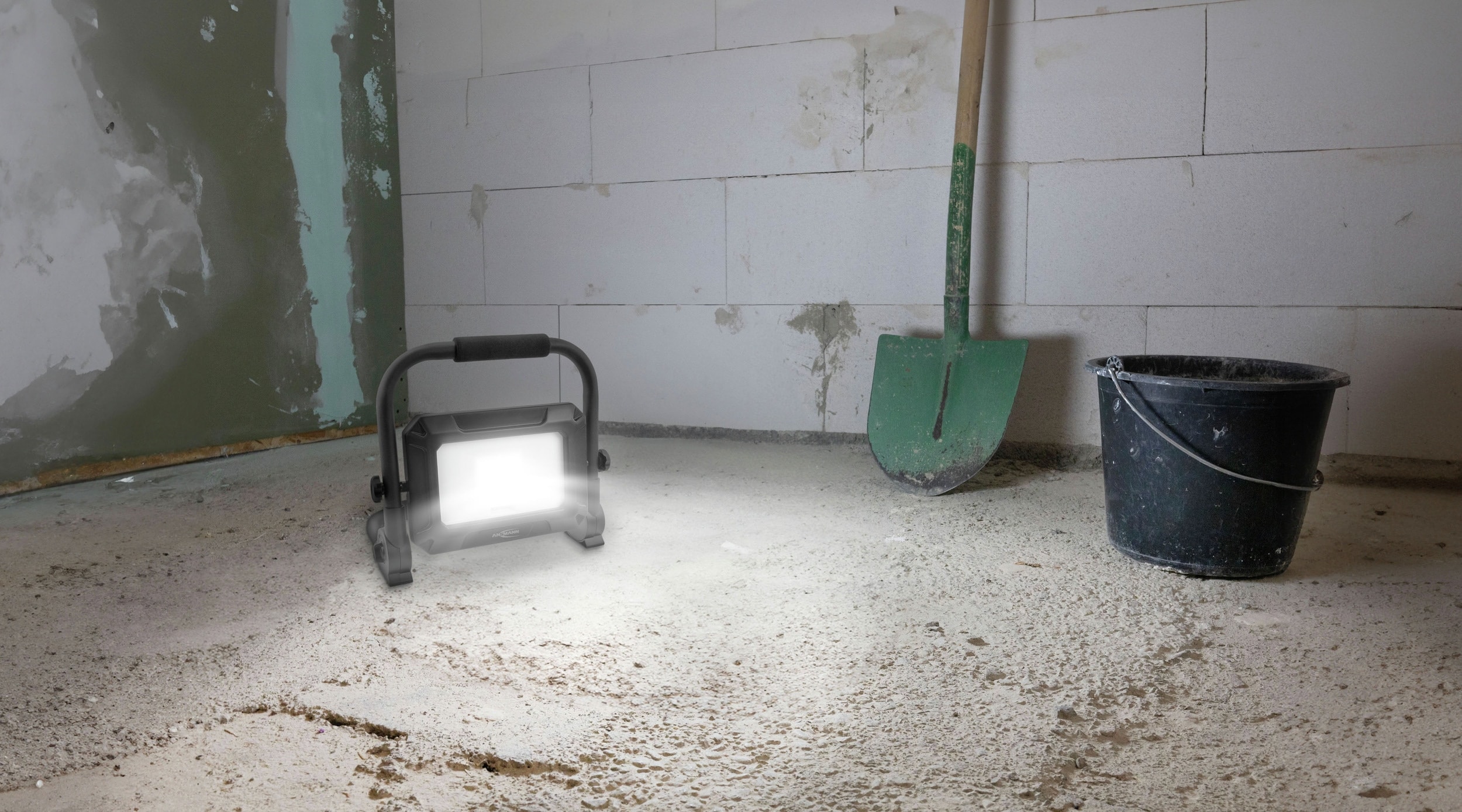 ANSMANN LED-Arbeitsstrahler, 18 V-, 30 W, inkl. 3 Akku-Adapterplatten, schwarz