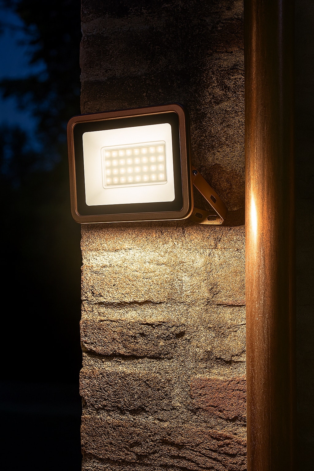 REV LED-Fluter Eco+, 30W, 6500K, 2550lm, kaltweiß, IP65, bronze REV LED-Fluter Eco+, 30W, 6500K, 2550lm, kaltweiß, IP65, bronze