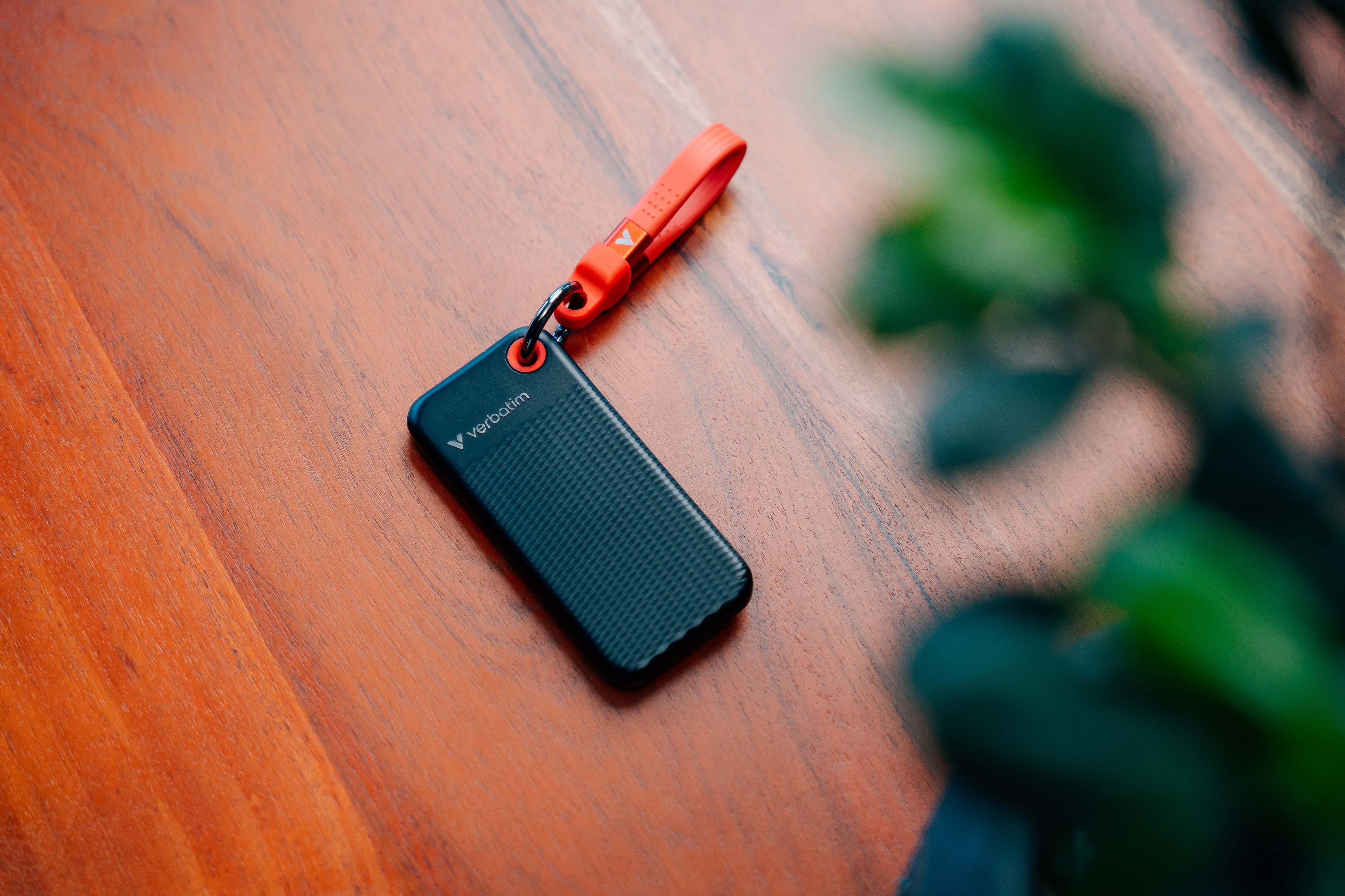 VERBATIM Externe SSD Pocket 2TB schwarz-rot VERBATIM Externe SSD Pocket 2TB schwarz-rot