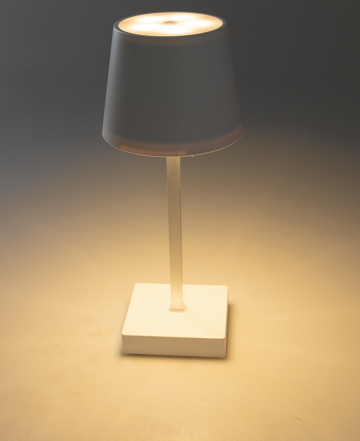 CHILITEC LED Tischleuchte, dimmbar, batteriebetrieben, weiß CHILITEC LED Tischleuchte, dimmbar, batteriebetrieben, weiß