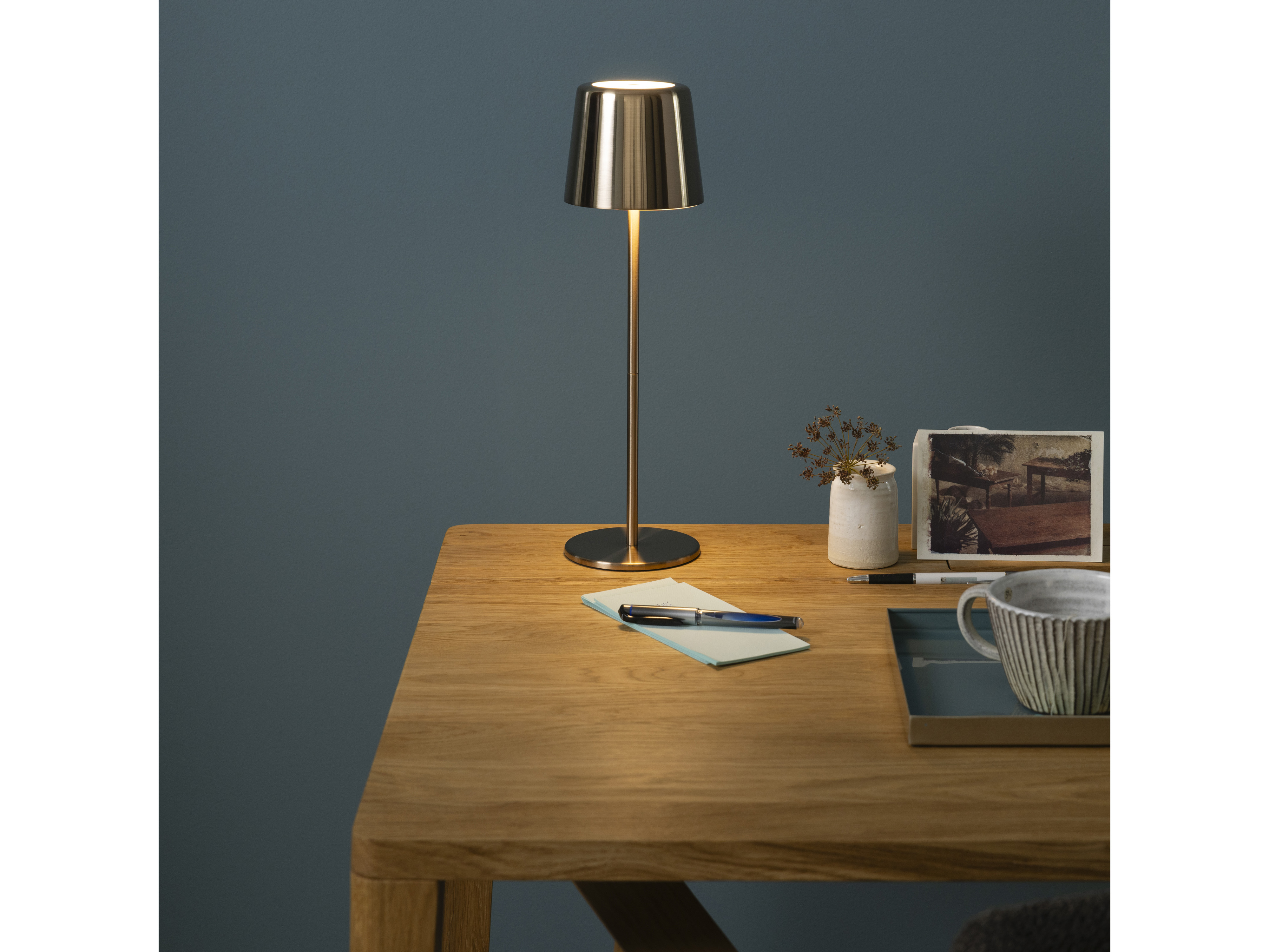 BRILLIANT LED-Akku-Tischleuchte Xaana, 4W, 300lm, CCT, messing-gebürstet BRILLIANT LED-Akku-Tischleuchte Xaana, 4W, 300lm, CCT, messing-gebürstet