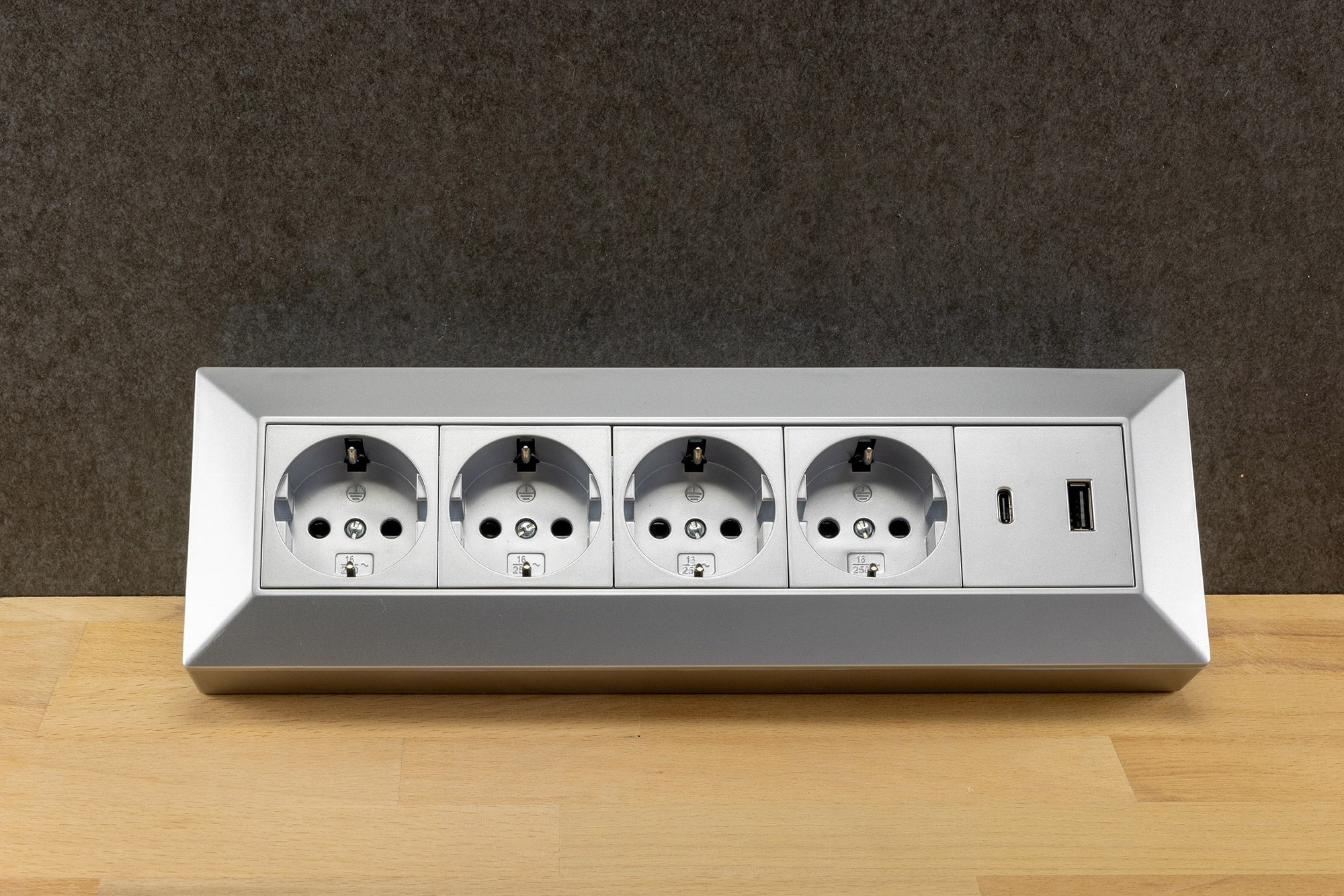 CHILITEC Steckdosenblock 23789, 4-fach, USB-A+C, 250V/16A, silber CHILITEC Steckdosenblock 23789, 4-fach, USB-A+C, 250V/16A, silber