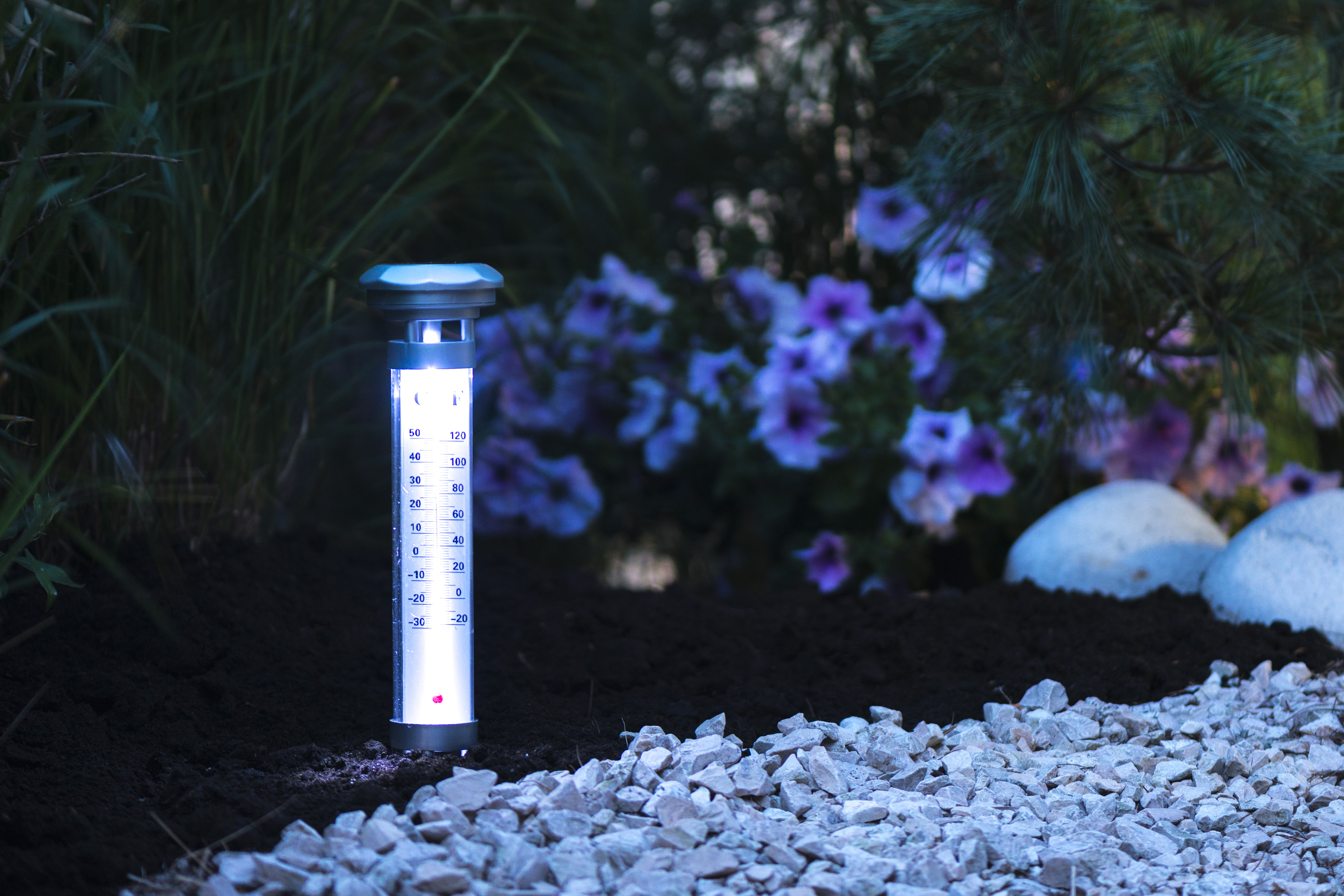 GRUNDIG Gartenthermometer mit Solarlampe, silber