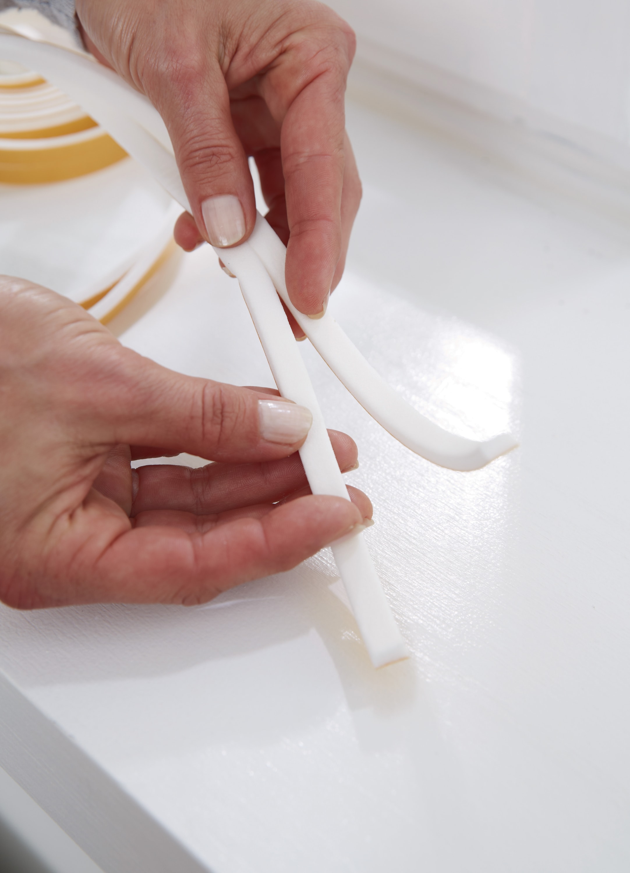 TESA tesamoll® UNIVERSAL Schaumstoffdichtband, 9 mm x 6 m