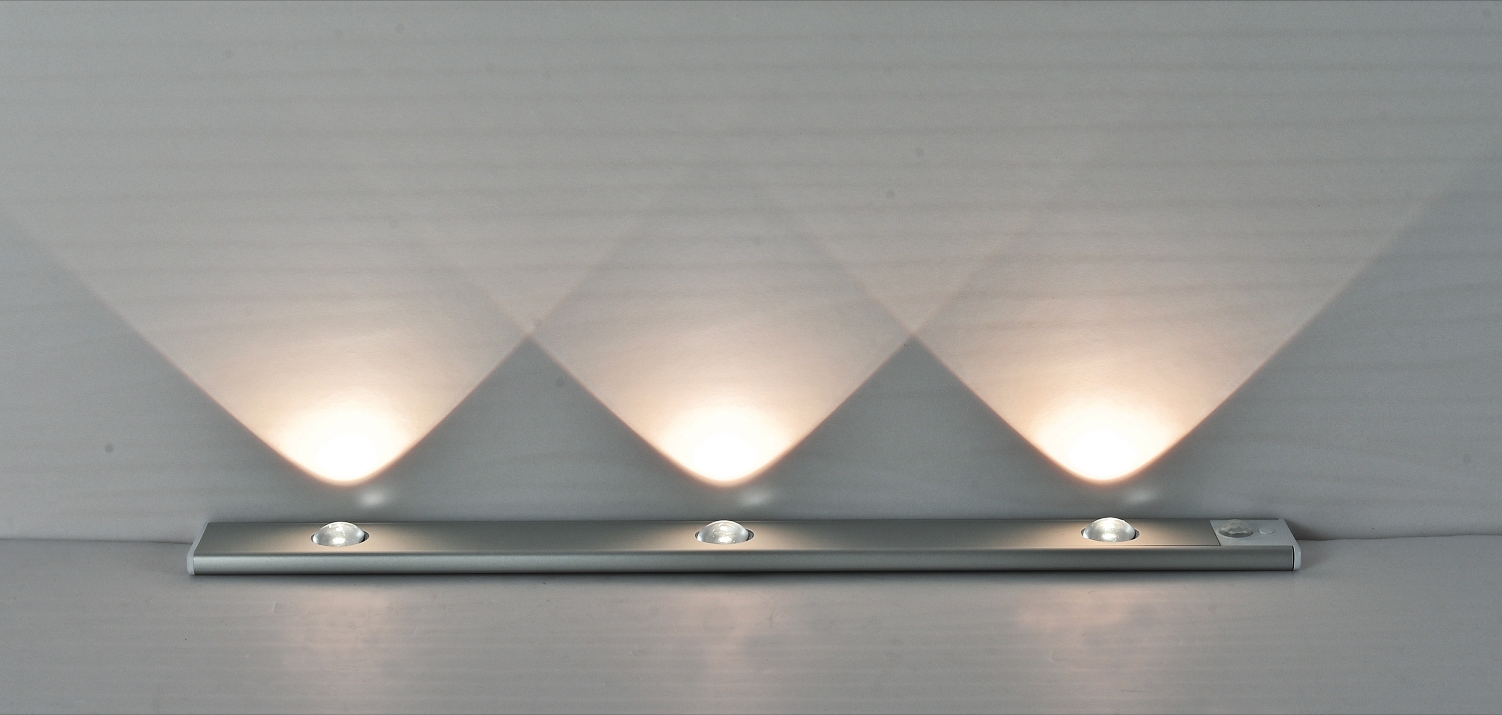 REV LED-Akku-Unterbauleuchte Spot, 1,5W, CCT, 110lm, warmweiß, neutralweiß, kaltweiß, IP20, silber, 40 cm