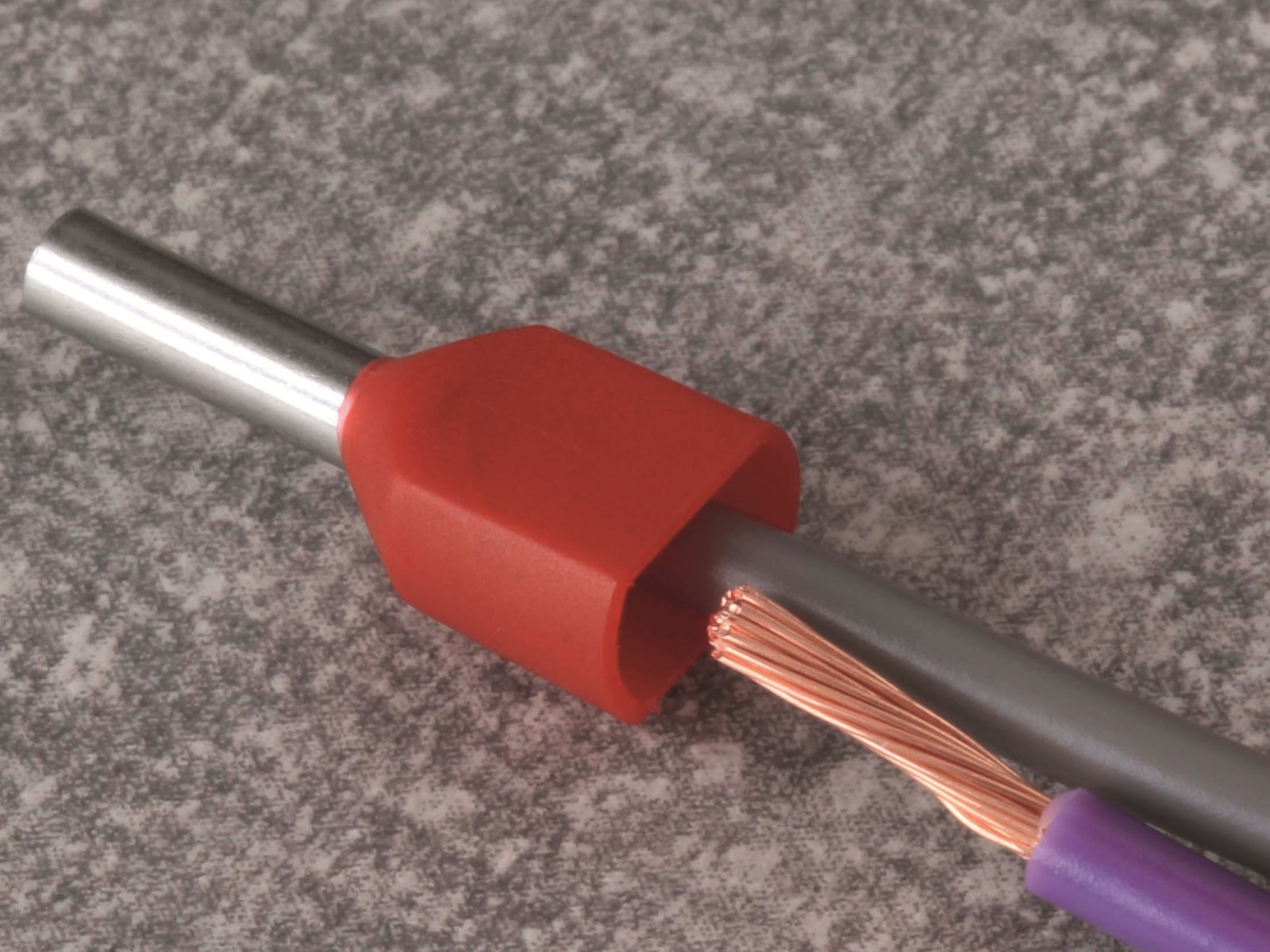 QUADRIOS Zwillings-Aderendhülse 22C435, 1 mm², Rot, Teilisoliert, 100 Stück QUADRIOS Zwillings-Aderendhülse, 22C435, 1 mm², Rot, Teilisoliert, 100 St.