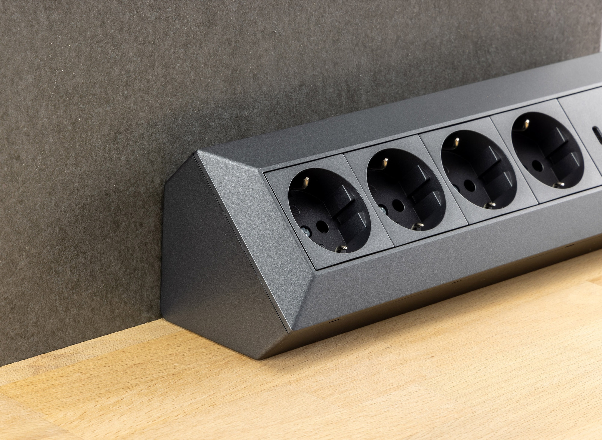 CHILITEC Steckdosenblock 23791, 4-fach, USB-A+C, 250V/16A, anthrazit CHILITEC Steckdosenblock 23791, 4-fach, USB-A+C, 250V/16A, anthrazit