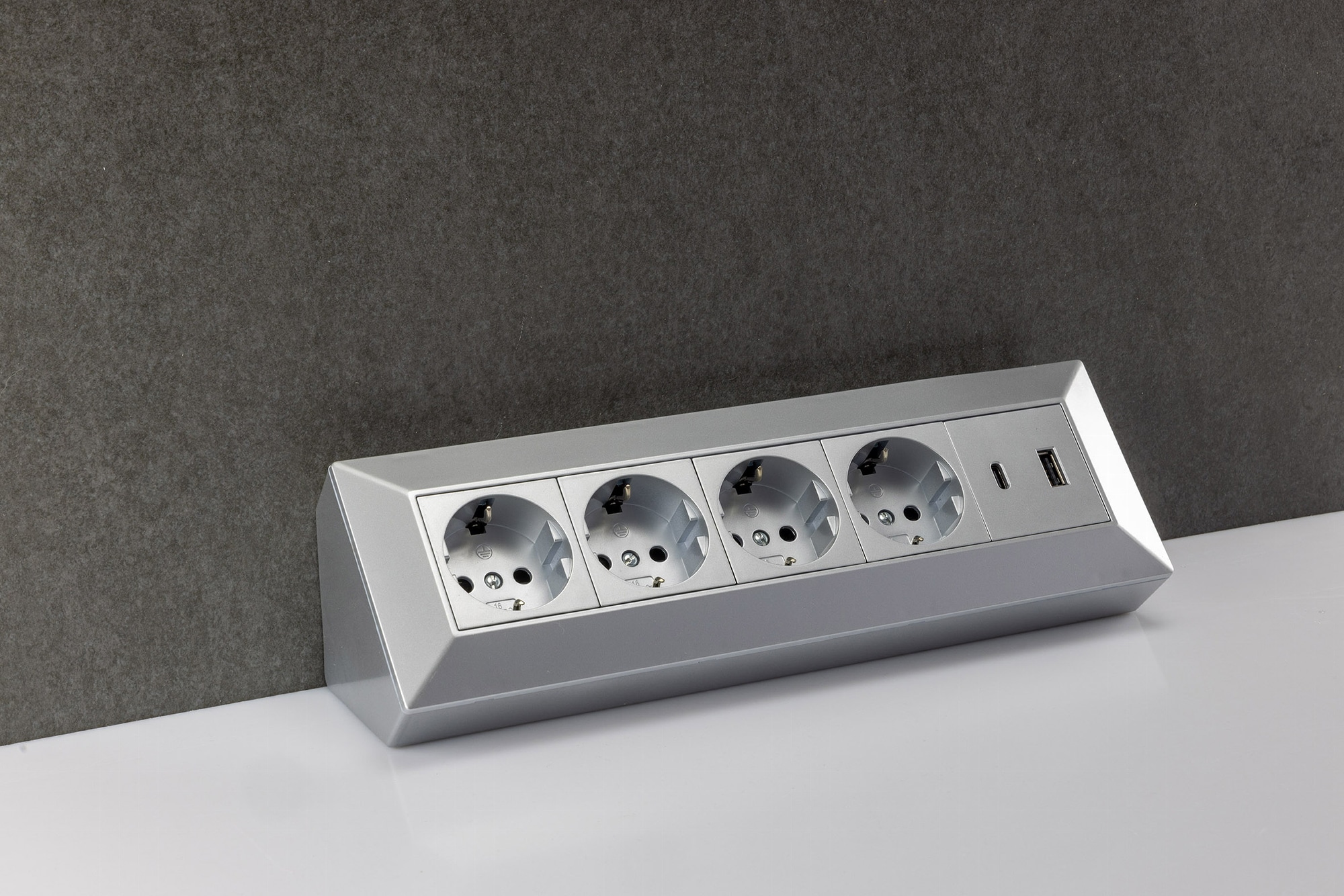 CHILITEC Steckdosenblock 23789, 4-fach, USB-A+C, 250V/16A, silber CHILITEC Steckdosenblock 23789, 4-fach, USB-A+C, 250V/16A, silber