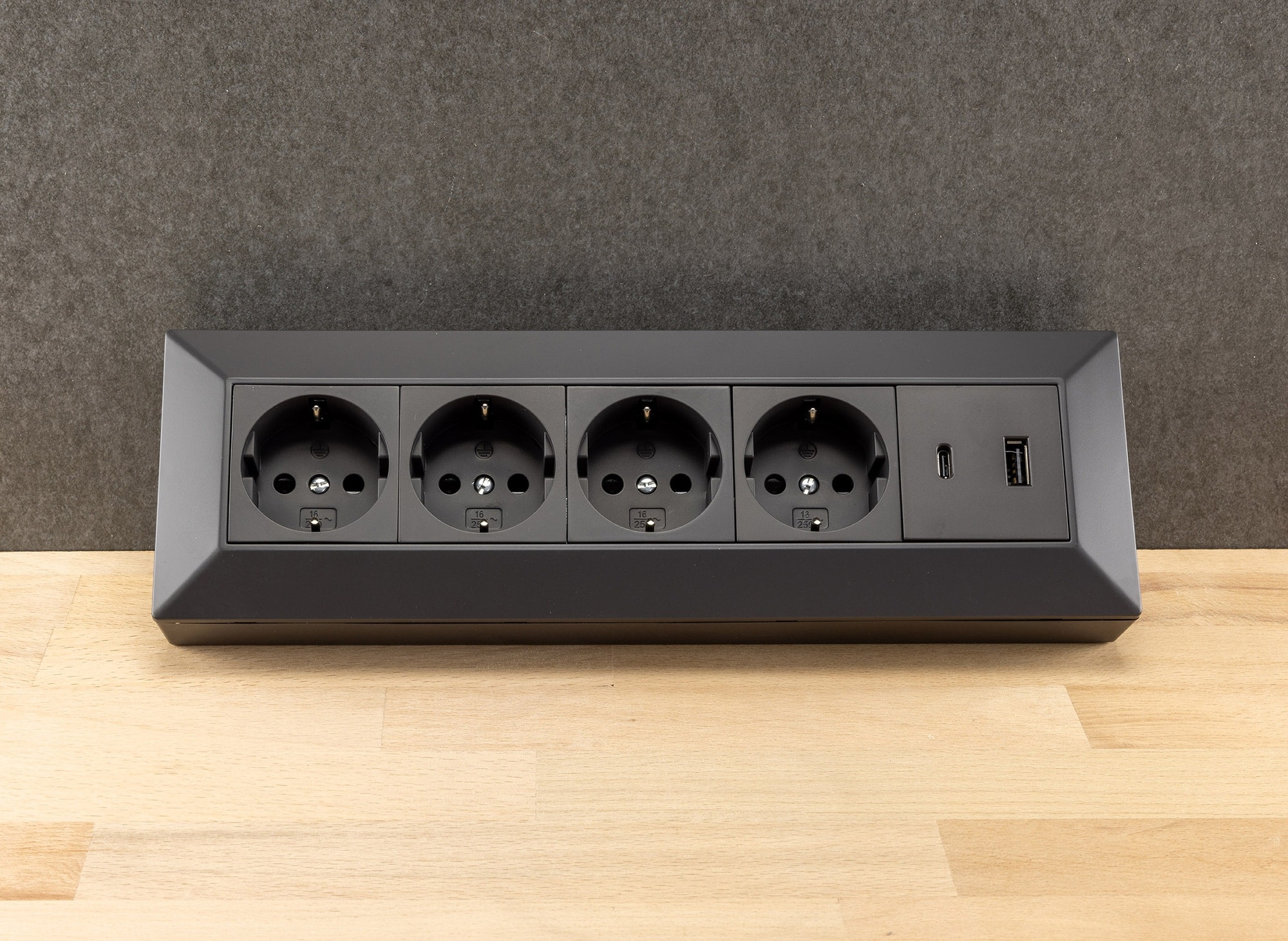 CHILITEC Steckdosenblock 23790, 4-fach, USB-A+C, 250V/16A, schwarz CHILITEC Steckdosenblock 23790, 4-fach, USB-A+C, 250V/16A, schwarz