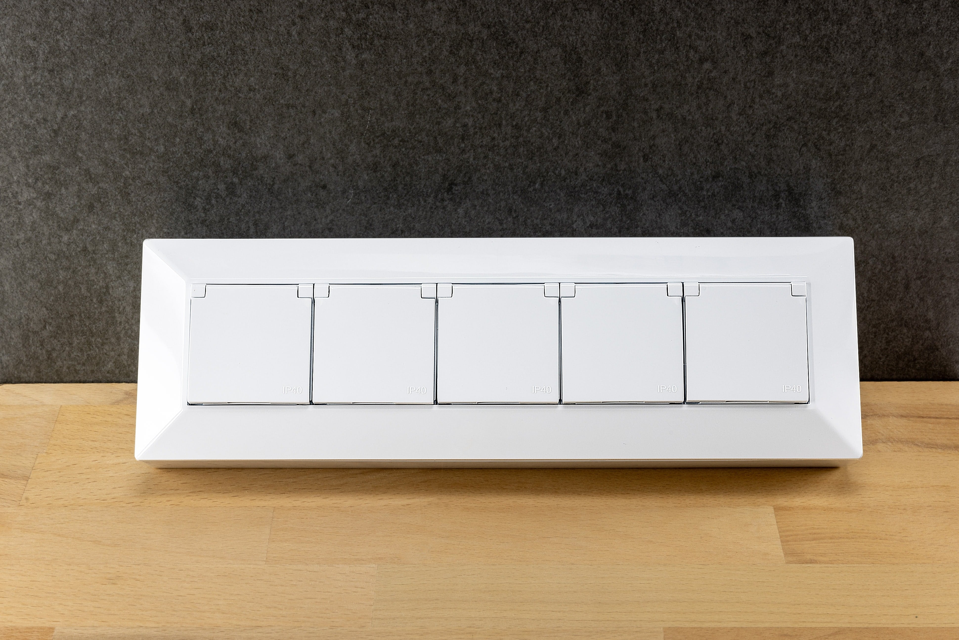 CHILITEC Steckdosenblock 23940, 5-fach, mit Schutzklappen, 250V/16A, weiß CHILITEC Steckdosenblock 23940, 5-fach, mit Schutzklappen, 250V/16A, weiß