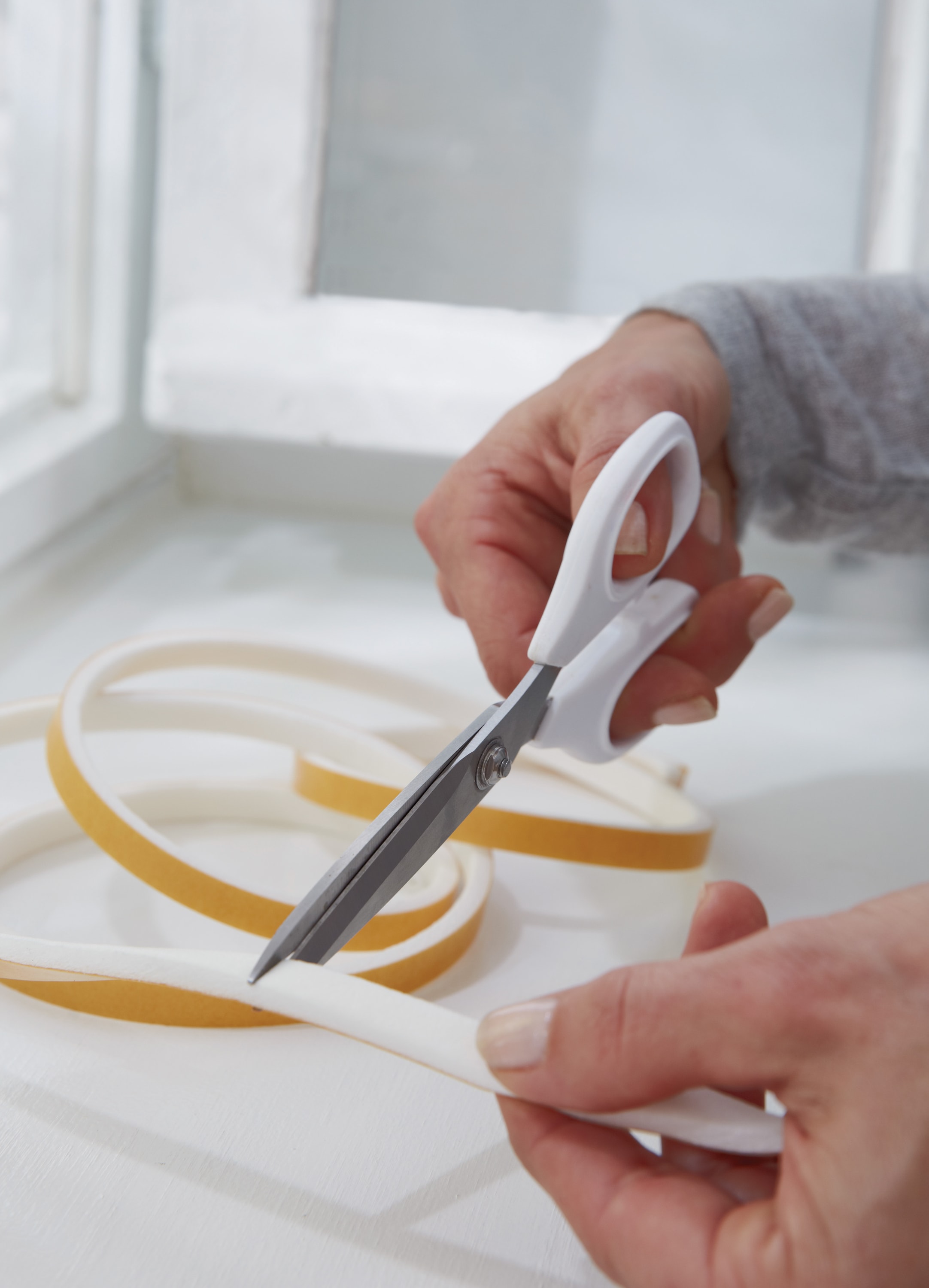 TESA tesamoll® UNIVERSAL Schaumstoffdichtband, 9 mm x 6 m