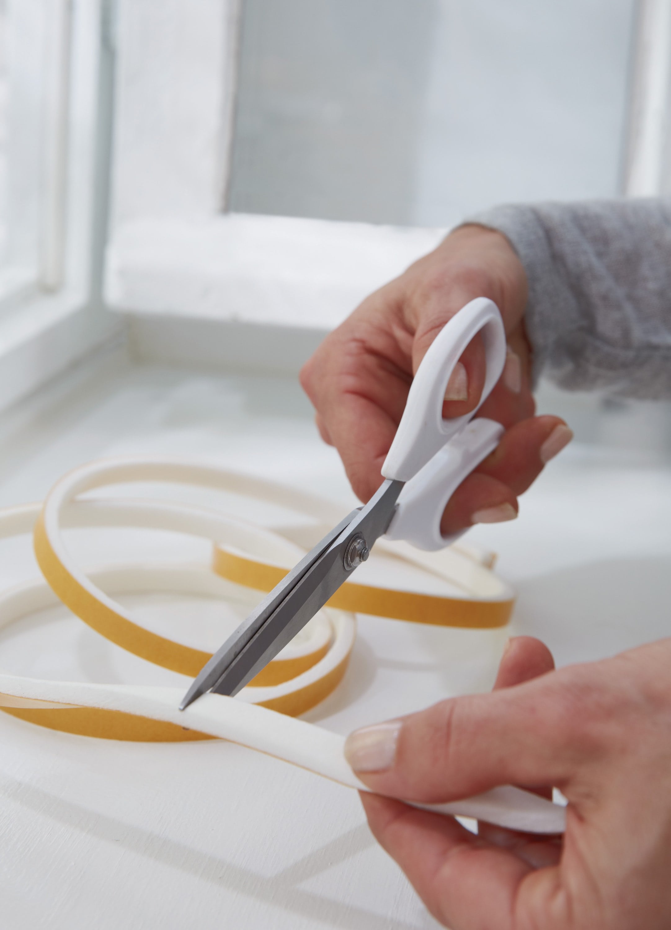 TESA tesamoll® UNIVERSAL Schaumstoffdichtband, 9 mm x 6 m