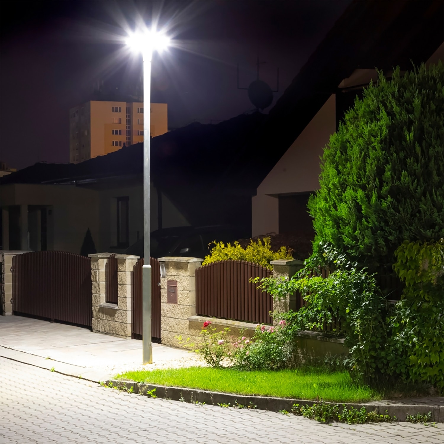 LUXULA LED-Hallenleuchte LX800110, HighBay, linear, 60W, 6000lm, 3000K LUXULA LED-Hallenleuchte LX500143, HighBay, linear, 200W, 20000lm, 4000K