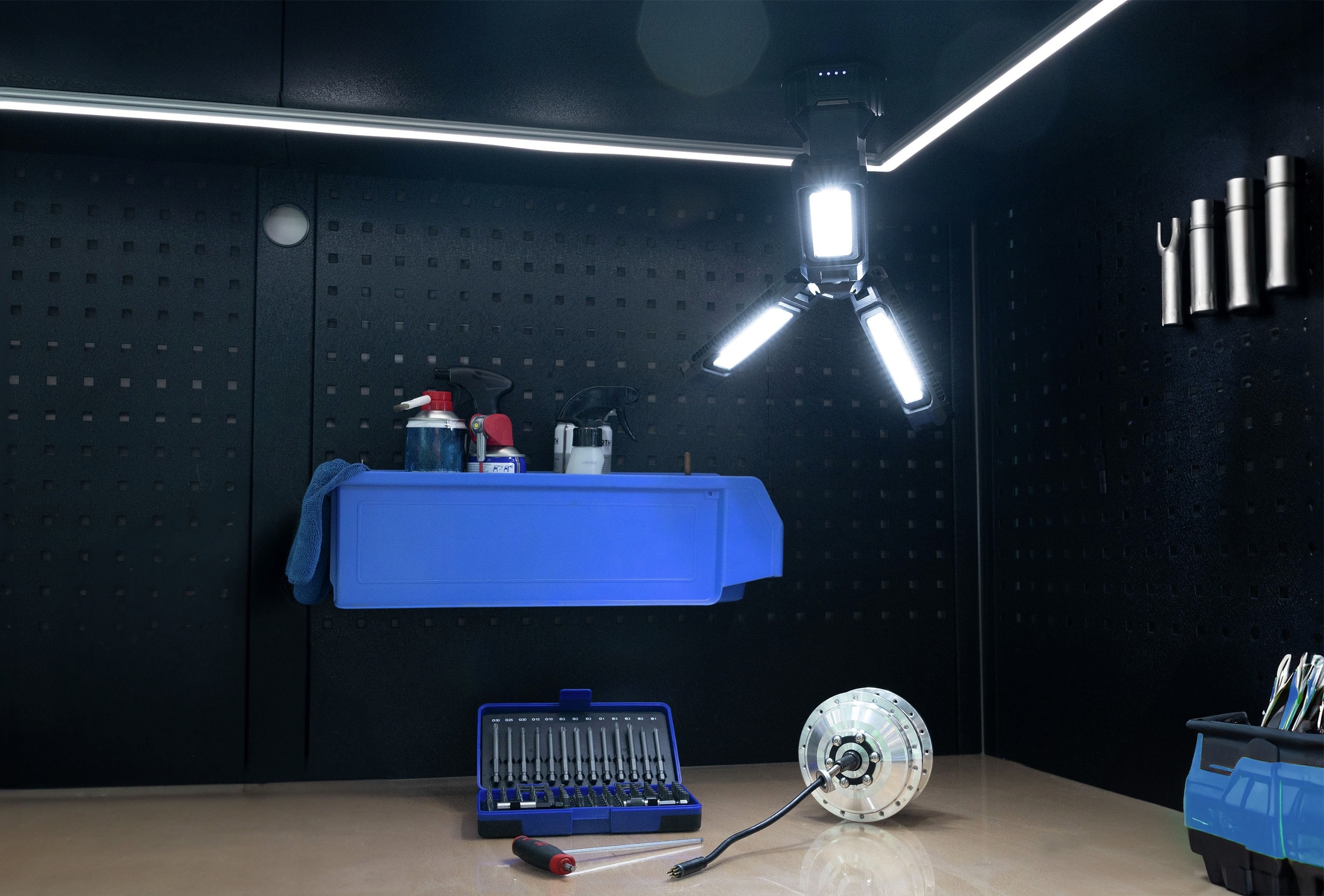 ANSMANN LED-Arbeitsleuchte Triohead, 7000 R, Akkubetrieb, mit Stativ ANSMANN LED-Arbeitsleuchte Triohead, 7000 R, Akkubetrieb, mit Stativ