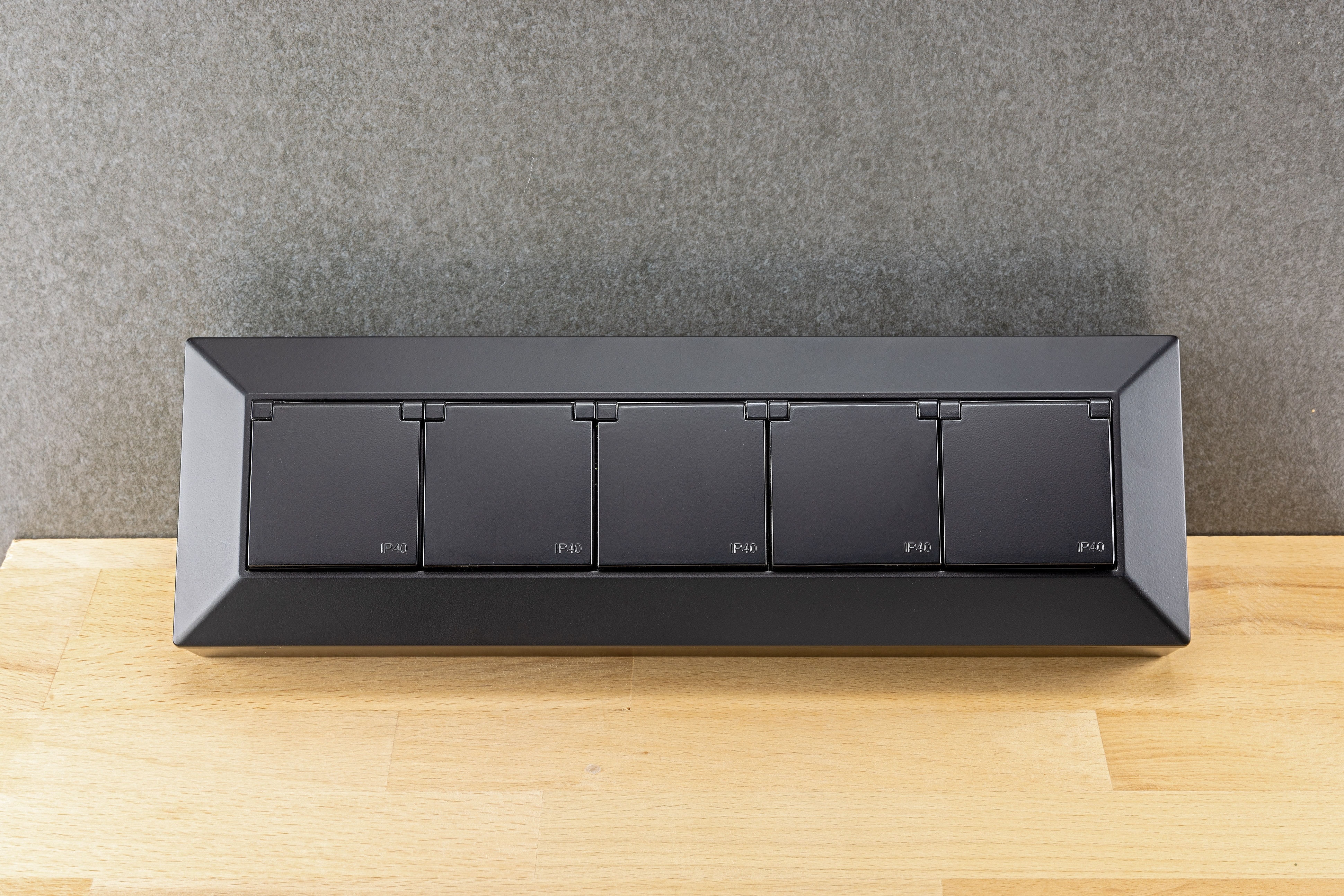 CHILITEC Steckdosenblock 23943, 5-fach, mit Schutzklappen, 250V/16A, schwarz