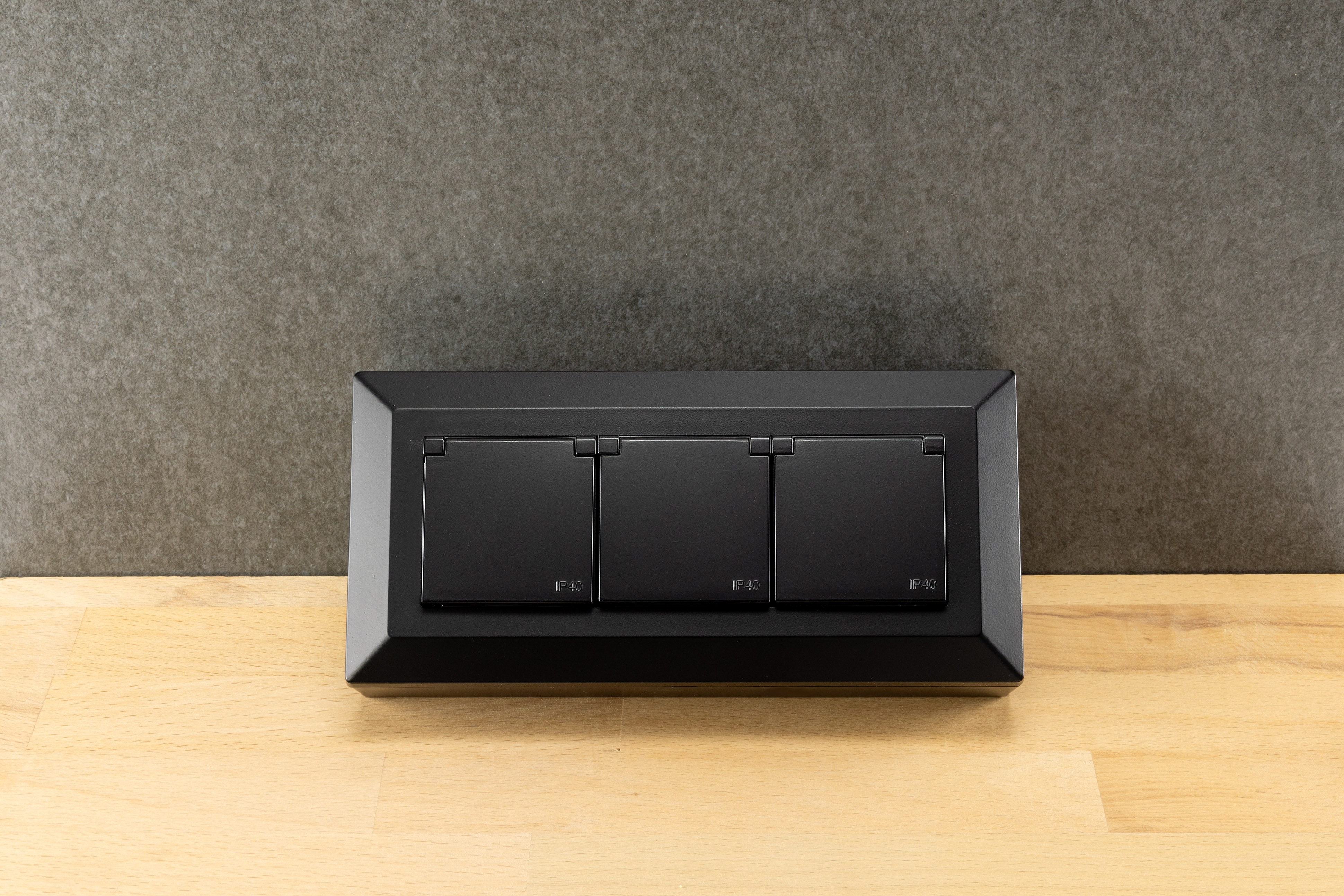 CHILITEC Steckdosenblock 23933, 3-fach, mit Schutzklappen, 250V/16A, schwarz